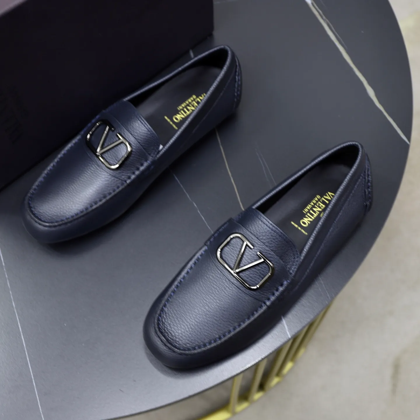 Men's shoes: 640💰VALENTINO, made of imported cowhide with imported water-dyed cow lining, iconic hardware and iconic wear-resistant outsole. 38-45 (customized at 45) VALENTINO packaging All orders enjoy the brand’s iconic product packaging